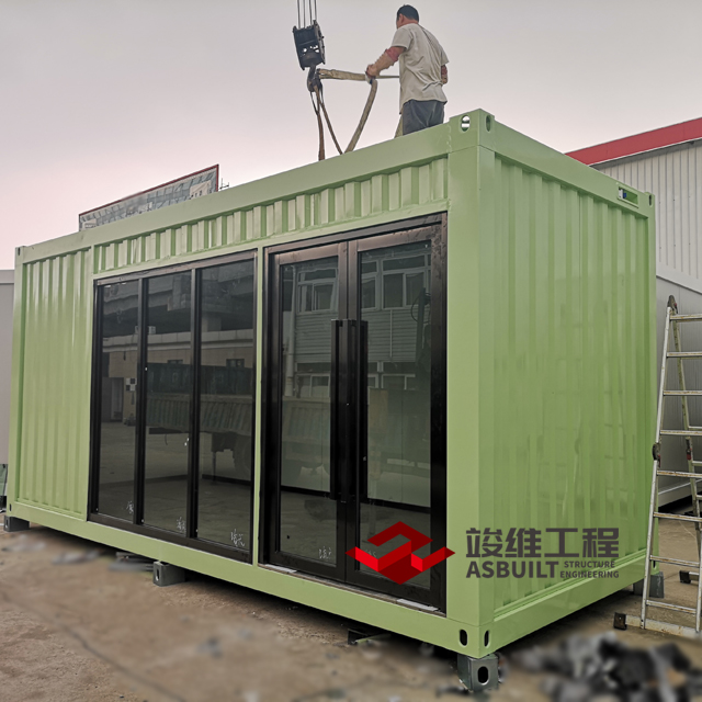 Cabina de casa de contenedores de paquete plano corrugado con panel sándwich aislado de onda grande y ventana de vidrio como hogar de vida verde